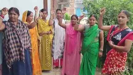 एकंगरसराय: गौरया स्थान में घरों के ऊपर से तारों को हटाने की मांग को लेकर प्रदर्शन