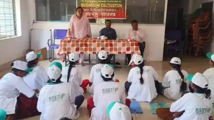 ପାରଳାଖେମୁଣ୍ଡି: ଗ୍ରାମୀଣ ଆତ୍ମ ନିଯୁକ୍ତି ପ୍ରଶିକ୍ଷିଣ ଅନୁଷ୍ଠାନ ଠାରେ ପୁରୁଷ ଏବଂ ମହିଳା ମାନଙ୍କୁ ଛତୁ ଚାଷ  ତାଲିମ କାର୍ଯ୍ୟକ୍ରମର ଶୁଭ ଉଦଘାଟନ