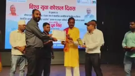 आज़मगढ़: सीडीओ परीक्षित खटाना ने कहा, कौशल ही भविष्य है, आजमगढ़ के युवा इसका बेहतरीन उदाहरण हैं, युवाओं को मिला पहचान और सम्मान