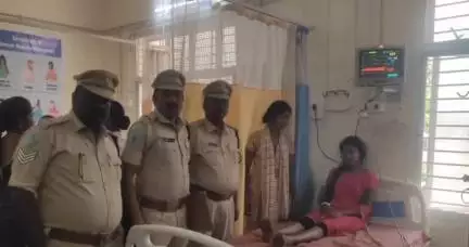 కుప్పం: అడవి పంది దాడిలో గాయపడిన యువతీని పరామర్శించిన అటవీ శాఖ అధికారులు