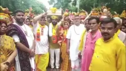 शिकोहाबाद: शिकोहाबाद शहर में शिव पुराण कथा के मौके पर भव्य कलश शोभायात्रा धूमधाम से निकाली गई
