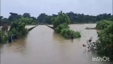 সীমলাপাল: ধারাবাহিক বৃষ্টিতে ফের জলের তলায় খাতড়া-বাঁকুড়া ভায়া বিবড়দা রাস্তায় শিলাবতী নদীর ইঁটাপোড়া কজ‌ওয়ে