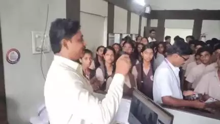 जालना: संस्कार प्रबोधनी विद्यालयातील विद्यार्थ्यांची जिल्हा माहीती कार्यालयास क्षेत्र भेट..