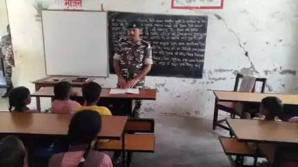 नौतनवा: गनवरिया गांव में जवानों ने विद्यालय में पढ़ाई के साथ बच्चों को बल में भर्ती के लिए जागरूक किया