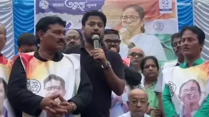 বর্ধমান ১: একুশের প্রস্তুতি সভার মঞ্চ থেকে দলেরই একাংশকে এক হাত নীলের বর্ধমান পৌরসভার ৪ নম্বর ওয়ার্ডের তৃণমূল কাউন্সিলর নুরুল আলম