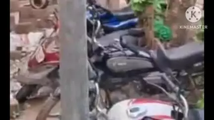 छपरा: भरत मिलाप चौक के पास नई सड़क पर कैश ले जा रही बस फंसी, ऊपर से डाल टूटकर गिरा