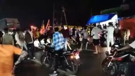 फर्रुखाबाद: पांचाल घाट पर आश्रम का गेट न खोलने पर कांवड़ियों ने इटावा-बरेली हाईवे किया जाम, मंगलवार सुबह 4 बजे हुए रवाना