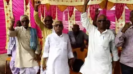 समस्तीपुर: शहर के सरकारी बस स्टैंड पर पेंशनरों ने सात सूत्री मांगों को लेकर किया धरना प्रदर्शन, DM को सौंपा ज्ञापन
