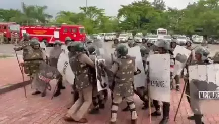 सिंगरौली: एसपी कार्यालय परिसर में आपातकालीन स्थिति से निपटने के लिए पुलिस ने किया अभ्यास
