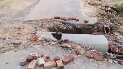 सवायजपुर: पाली कस्बे के मोहल्ला आजाद नगर में बारिश से कटा मार्ग, राहगीरों को आवागमन में हो रही समस्या