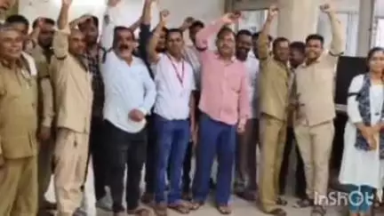 इटारसी: इटारसी के मुख्य डाकघर में कर्मचारियों ने भारत सरकार की नीतियों के खिलाफ काली पट्टी बांधकर किया प्रदर्शन