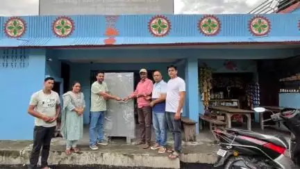 कांडा: जिला सहकारी बैंक उद्यमस्थल रीमाशाखा ने लाल बहादुर शास्त्री इंटर कॉलेज सेनती के पुस्तकालय के लिए भेंट की अलमारी