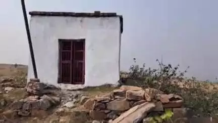 अरियरी: चांदी पहाड़ स्थित राम-शबरी मंदिर के विकास के लिए डीएमओ को आवेदन सौंपा गया