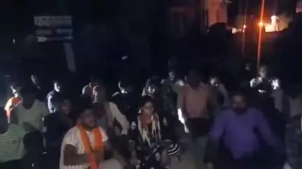 बिसवां: सकरन थाने का राष्ट्रीय बजरंग दल के कार्यकर्ताओं ने किया घेराव, संगठन की महिला जिलामंत्री ने उपनिरीक्षक पर लगाए आरोप