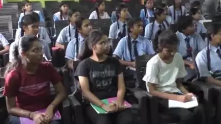 रायगढ़: रायगढ़ के आत्मानंद स्कूल में पढ़ने वाले बच्चों को नहीं मिली पुस्तकें, नए सत्र में पुराने किताबों से पढ़ाया गया