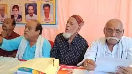 झांसी: पेंशनरों की समस्याओं को लेकर स्टेशन रोड स्थित बेतवा भवन में हुआ प्रेसवार्ता का आयोजन, समस्या के समाधान की उठाई मांग