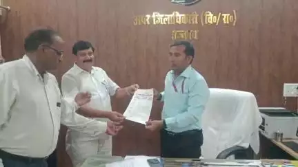 उन्नाव: हापुड़ में डीएम के कथित उत्पीड़नात्मक कार्रवाई से तनाव में लेखपाल की हुई मौत, उन्नाव में लेखपालों ने एडीएम को दिया ज्ञापन