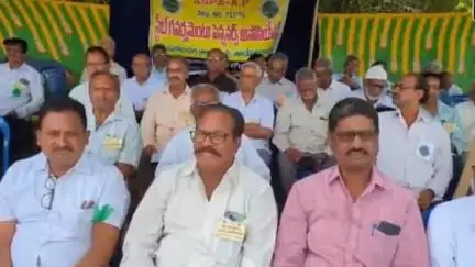 భీమవరం: తమ న్యాయమైన డిమాండ్లను పరిష్కరించాలంటూ కలెక్టరేట్ వద్ద పెన్షనర్లు ధర్నా, మద్దతు తెలిపిన ఎమ్మెల్సీ గోపిమూర్తి