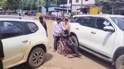କୋରାପୁଟ ସହର: ୨୬ ନଂ ଜାତୀୟ ରାଜପଥ ଡିଆଇଜି କାର୍ଯ୍ୟାଳୟ ନିକଟରେ ବାଇକ ଦୁର୍ଘଟଣା, ଉଦ୍ଧାର କରି ମେଡିକାଲରେ ଚିକିତ୍ସା କଲେ ପୂର୍ବତନ ସାଂସଦ