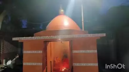 मानिकपुर: चटर्जी बाबू के तालाब के समीप स्थित बजरंगबली महाराज का प्राचीन मंदिर, पहले था तालाब अब बने हैं घर