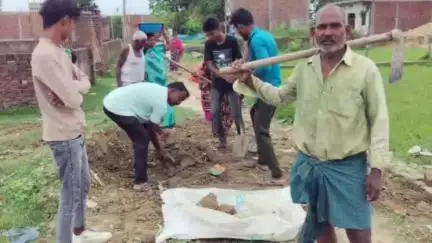 नौतनवा: मधुबन नगर वार्ड में मोहल्ले की सड़क मरम्मत की जिम्मेदारी मोहल्ले वासियों ने संभाली