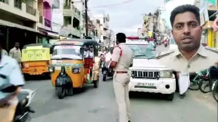 పలమనేరు: పట్టణంలో వాహనదారులకు వార్నింగ్ ఇచ్చిన ఎస్సై, మరోసారి నో పార్కింగ్‌లో వాహనాలు పెట్టారంటే జరిమానా విధిస్తామని హెచ్చరిక