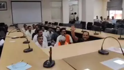 ग्वालियर गिर्द: ग्वालियर: आदित्यपुरम के लोगों ने नगर निगम मुख्यालय के अंदर किया हंगामा