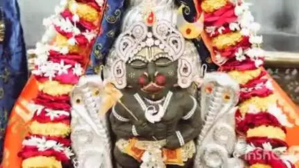 होशंगाबाद नगर: गोलघाट के काले महादेव मंदिर में भगवान शिव का हनुमान जी के रूप में श्रृंगार