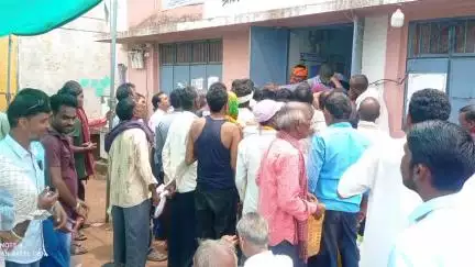 गुण्डरदेही: कचांदुर सोसाइटी में खाद की भारी समस्या, खाद लेने के लिए दर-दर भटकने को मजबूर हैं किसान #jansamasya