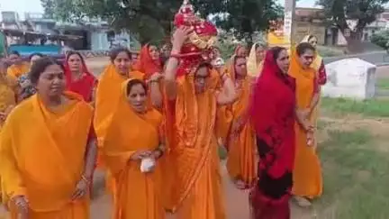 बरघाट: ग्राम धारना में गायत्री परिवार द्वारा कलश शोभायात्रा का किया गया आयोजन, ग्रामीण श्रद्धालु हुए शामिल