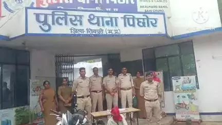 पिछोर: देसी कट्टा व जिंदा राउंड के साथ एक आरोपी को पिछोर थाना पुलिस ने किया गिरफ़्तार