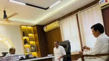 राजगढ़: पूर्व कैबिनेट मंत्री और जिला पंचायत अध्यक्ष ने कलेक्ट्रेट में कलेक्टर से की मुलाकात, समस्याओं से कराया अवगत