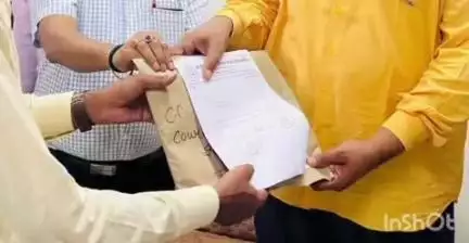 एत्मादपुर: डॉ भीमराव अंबेडकर विश्वविद्यालय के छलेसर परिसर में विधायक ने बीए, बीएससी, बीसीए के छात्रों को बांटी अंक तालिका