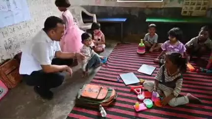 जांजगीर: कलेक्टर ने शिक्षक की भूमिका में जिले के स्कूलों, आंगनबाड़ी और स्वास्थ्य केंद्र का किया औचक निरीक्षण