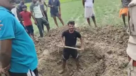सिराथू: कनवार गांव के खेत में खज़ाना खोदने वालों ने किए दो बड़े गड्ढे, पुलिस ने जाकर कराया बंद