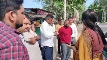 जगाधरी: कांवड़ यात्रा के मद्देनज़र मेयर सुमन बहमनी ने यमुनानगर-सहारनपुर रोड पर प्रकाश व्यवस्था का निरीक्षण किया