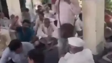 शामली: मुकदमे और जुर्माना वापस लेने की मांग को लेकर ऊन तहसील में विद्युत विभाग के खिलाफ किसानों का धरना जारी
