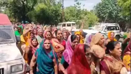 नीमच नगर: केंद्रीयकृत किचन योजना के विरोध में महिला स्वयं सहायता समूह का कलेक्ट्रेट में प्रदर्शन, रसोइया हड़ताल पर रहीं