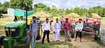 మద్నూర్: డోంగ్లి శివారులో అక్రమ మోరం ట్రాక్టర్ల పట్టివేత