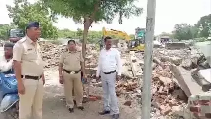 कामठी: नगरपरिषद कामठी तर्फे भाजी मंडी येथील हटविण्यात आले अतिक्रमण, पोलिसांचा कडक बंदोबस्तp