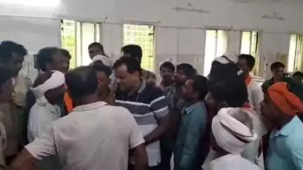 पाटी: स्टॉफ नर्स की बदसलूकी और एक्सपायरी डेट की सलाइन चढ़ाने पर अस्पताल में हंगामा