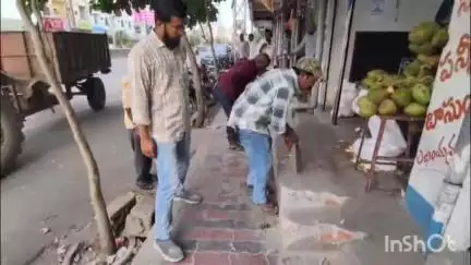 కరీంనగర్: రోడ్డును ఆక్రమించి నిర్మాణాలు చేపడితే కూల్చివేసి యాజమానుల పై కఠిన చర్యలు తీసుకుంటాం : మున్సిపల్ కమిషనర్ ప్రఫుల్ దేశాయ్