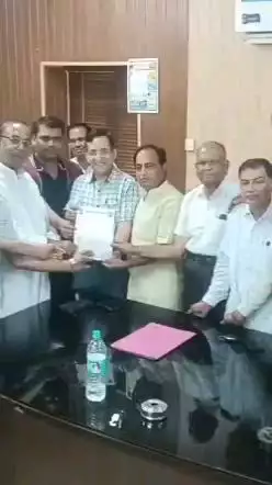 खैरथल में जांगिड़ समाज को निःशुल्क जमीन उपलब्ध कराने के लिए नगर परिषद आयुक्त को सौंपा ज्ञापन