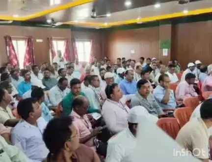 सिधवलिया: सिधवलिया प्रखंड के सभागार कक्ष में मतदाता सूची पुनरीक्षण कार्यक्रम को लेकर हुई बैठक