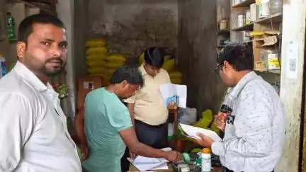 महाराजगंज: महराजगंज में खाद दुकानों पर छापेमारी, दो लाइसेंस निलंबित और आठ को भेजा गया नोटिस