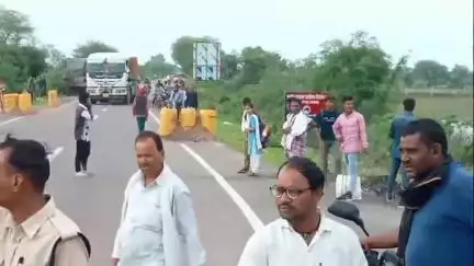 गुनौर: नशे से दूरी है जरूरी" अभियान के तहत पिपरवाह बाय पास पन्ना अमानगंज मुख्य सड़क मार्ग पर पुलिस ने लगाई वाहन चेकिंग,