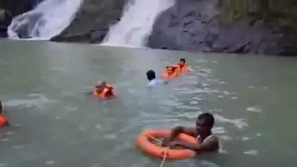 बिंद्रानवागढ़ गरियाबंद: गरियाबंद के गजपल्ला वॉटरफॉल में दोस्तों के संग घूमने गई युवती डूबी, 4 घंटे तलाश के बाद भी नहीं मिला कोई सुराग