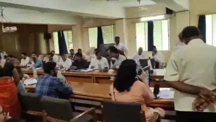 बुरहानपुर: जिला पंचायत कार्यालय में जनसुनवाई का आयोजन, 25 से अधिक आवेदकों ने अफसरों को बताई अपनी समस्याएं