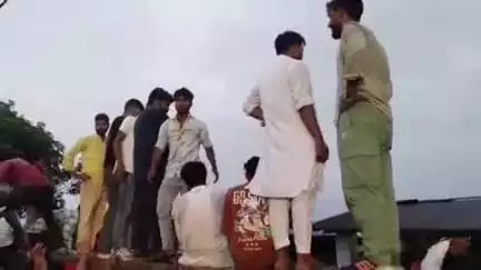 बहादुरगंज: बहादुरगंज में प्रशांत किशोर की सभा, भीड़ जुटाने के लिए खाने का आयोजन किया गया