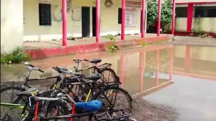 राजपुर: नागलवाड़ी में विद्यालय परिसर में जलभराव से छात्र परेशान, स्कूल का नामपट्ट भी गायब
